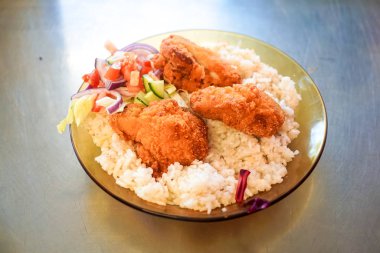 Restoran masasındaki gurme tavuk yemeğinin yakın plan görüntüsü.