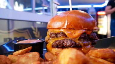 Lezzetli hamburger ve patates kızartması, fast food konsepti.