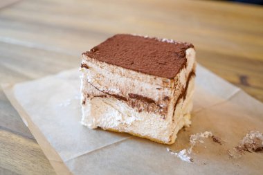 Lokanta masasının üzerindeki tatlı kekin yakın plan görüntüsü.