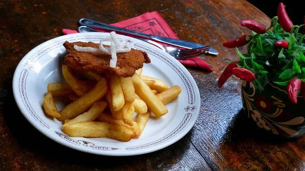 Restoran Masasındaki Gurme Tavuk Yemeğinin Yakın Plan Görüntüsü — Stok fotoğraf