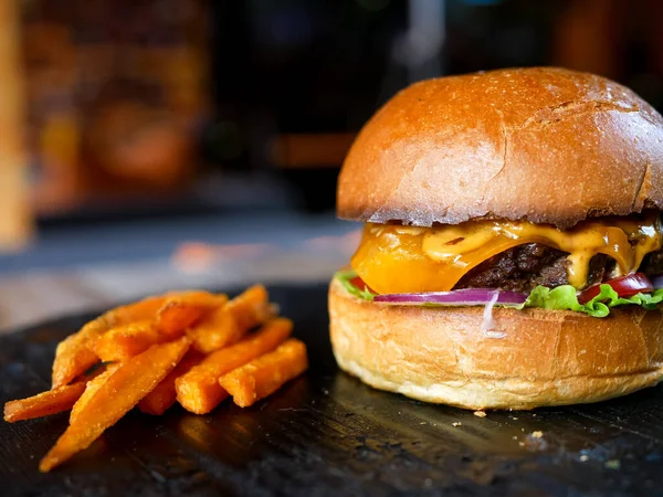 Vista Cerca Sabrosas Hamburguesas Papas Fritas Concepto Comida Rápida —  Fotos de Stock