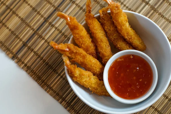 Restoran masasındaki gurme tavuk yemeğinin yakın plan görüntüsü.