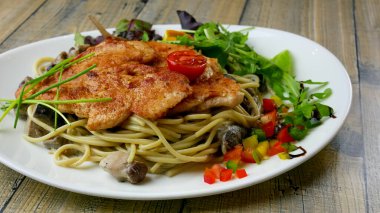 Lokanta masasındaki lezzetli tavuk yemeğinin yakın plan görüntüsü.