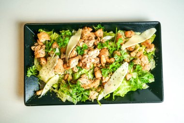 Restorandaki gurme tavuk yemeğinin yakın plan görüntüsü.  