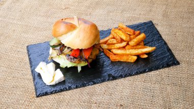 Lezzetli hamburger ve patates kızartması, fast food konsepti.