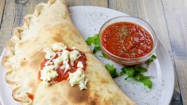 Restoran masasındaki gurme calzone 'nin yakın plan görüntüsü