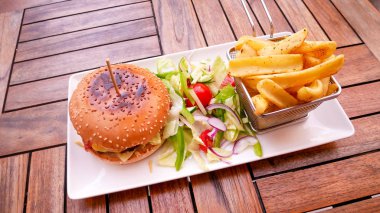 Lezzetli hamburger ve patates kızartması, fast food konsepti.