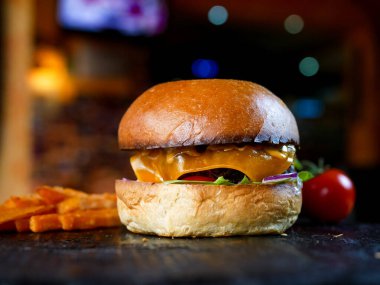 Lezzetli hamburger ve patates kızartması, fast food konsepti.