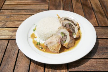 Lokanta masasındaki lezzetli tavuk yemeğinin yakın plan görüntüsü.