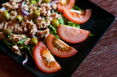 Restoran masasındaki gurme tavuk yemeğinin yakın plan görüntüsü.