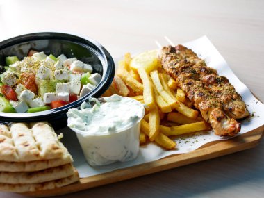 Restoran masasındaki gurme tavuk yemeğinin yakın plan görüntüsü.