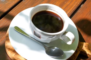 Lokanta masasında taze kahvenin yakın plan görüntüsü