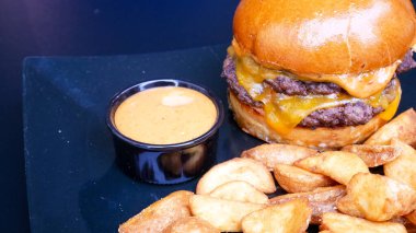Lezzetli hamburger ve patates kızartması, fast food konsepti.