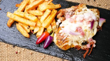 Restorandaki gurme tavuk yemeğinin yakın plan görüntüsü.  