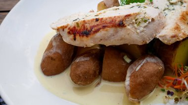 Restorandaki gurme tavuk yemeğinin yakın plan görüntüsü.  