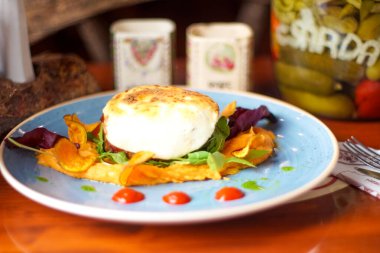 Restoran masasındaki gurme tavuk yemeğinin yakın plan görüntüsü.