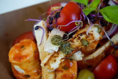 Restoran masasındaki gurme tavuk yemeğinin yakın plan görüntüsü. 