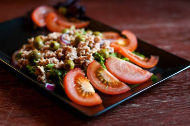 Restoran masasındaki gurme tavuk yemeğinin yakın plan görüntüsü.