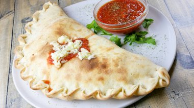 Restoran masasındaki gurme calzone 'nin yakın plan görüntüsü