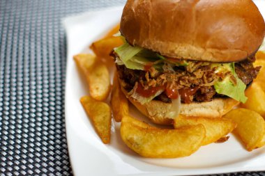 Lezzetli hamburger ve patates kızartması, fast food konsepti.