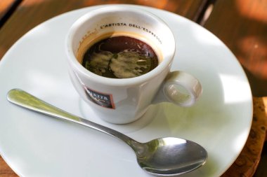 Lokanta masasında taze kahvenin yakın plan görüntüsü