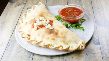 Restoran masasındaki gurme calzone 'nin yakın plan görüntüsü