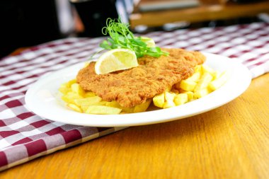 Lokanta masasındaki lezzetli tavuk yemeğinin yakın plan görüntüsü.