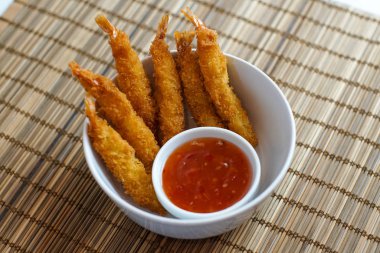 Restoran masasındaki gurme tavuk yemeğinin yakın plan görüntüsü.