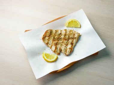 Restoran masasındaki gurme tavuk yemeğinin yakın plan görüntüsü.