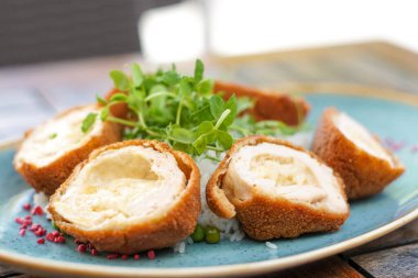 Restoran masasındaki gurme tavuk yemeğinin yakın plan görüntüsü.