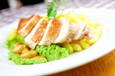 Restoran masasındaki gurme tavuk yemeğinin yakın plan görüntüsü. 