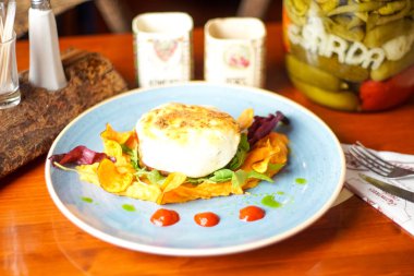 Restoran masasındaki gurme tavuk yemeğinin yakın plan görüntüsü.
