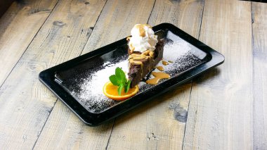 Lokanta masasının üzerindeki tatlı kekin yakın plan görüntüsü.