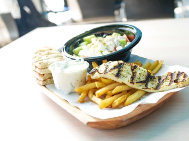 Restoran masasındaki gurme tavuk yemeğinin yakın plan görüntüsü.