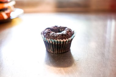 Lokanta masasının üzerindeki tatlı kekin yakın plan görüntüsü.