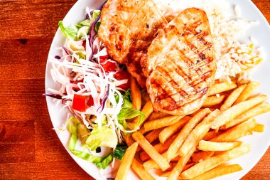 Restorandaki gurme tavuk yemeğinin yakın plan görüntüsü.  