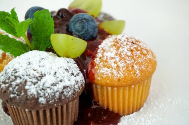 Lokanta masasının üzerindeki tatlı kekin yakın plan görüntüsü.