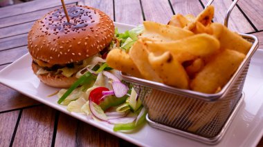Lezzetli hamburger ve patates kızartması, fast food konsepti.