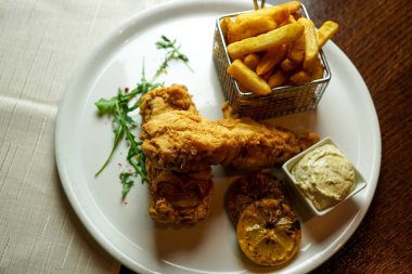 Restoran masasındaki gurme tavuk yemeğinin yakın plan görüntüsü.