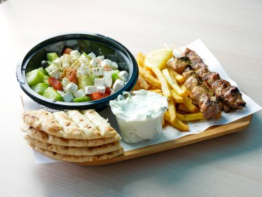 Restoran masasındaki gurme tavuk yemeğinin yakın plan görüntüsü.