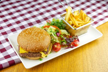 Lezzetli hamburger ve patates kızartması, fast food konsepti.