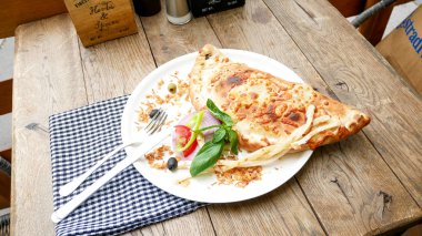Restoran masasındaki gurme calzone 'nin yakın plan görüntüsü