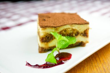 Lokanta masasının üzerindeki tatlı kekin yakın plan görüntüsü.