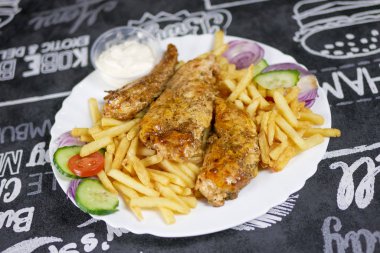 Lokanta masasındaki lezzetli tavuk yemeğinin yakın plan görüntüsü.