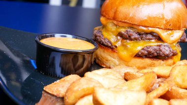Lezzetli hamburger ve patates kızartması, fast food konsepti.