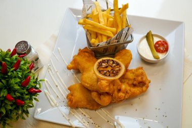 Restoran masasındaki gurme tavuk yemeğinin yakın plan görüntüsü.