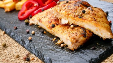 Restorandaki gurme tavuk yemeğinin yakın plan görüntüsü.  