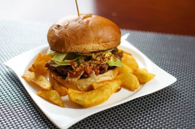 Lezzetli hamburger ve patates kızartması, fast food konsepti.