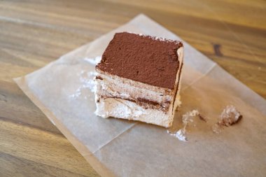 Lokanta masasının üzerindeki tatlı kekin yakın plan görüntüsü.