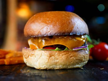 Lezzetli hamburger ve patates kızartması, fast food konsepti.